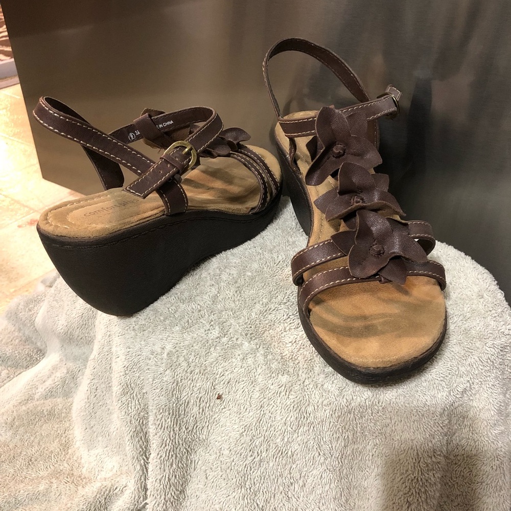 Brown Leather wedge sandals w/flower accent sz 9